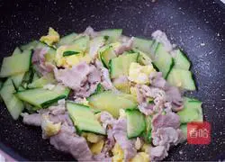Illustration of how to make fried meat slices with cucumber and eggs 15