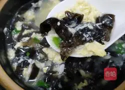 Illustration of how to make black fungus and egg soup 7