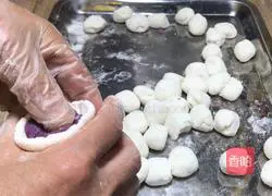 Illustration of how to make sweet-scented osmanthus and purple potato glutinous rice balls 7