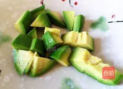 Illustration of how to make avocado and banana milkshake 3