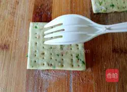 Illustration of how to make green onion baking soda biscuits 13