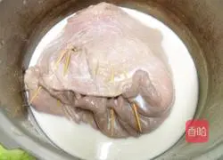 Illustration of how to make pork belly chicken 4