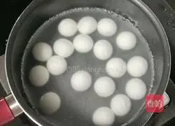 Illustration of how to make papaya, red dates and glutinous rice balls 1