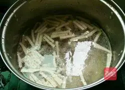 Illustration of how to make spicy bean sprouts and pork noodles 4