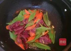 Illustration of how to make fried sausage and lettuce 6