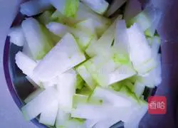 Illustration of how to make meat slices and winter melon soup 1