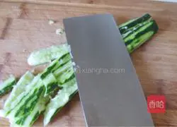 Illustration of how to clap cucumbers by hand 2