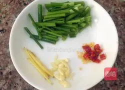 Illustration of how to fry river shrimp in oil 3