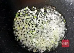 Illustration of how to make wonton skin and shaomai stuffing pancakes 5