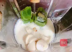Illustration of how to make kiwi soy milkshake 6