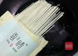 Illustration of how to make germ noodles in clear soup 4