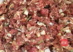 Illustration of how to make pork and mushroom dumplings 3