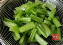 Illustration of how to make cold celery and shrimp 3