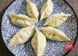 Illustration of how to make leek, shrimp and fresh meat dumplings 10