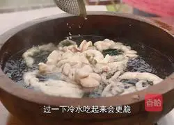 Wild vegetable sour Illustration of how to make fried pork intestines with tube stalks that are sour, chewy and go well with rice 3