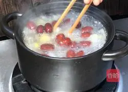 Illustration of how to make apple stewed with white fungus 5