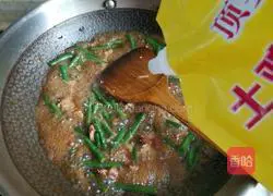 Illustration of how to make steamed beans and braised noodles 7