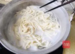 Illustration of how to make green pepper, egg and tomato noodles 13