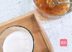 Illustration of how to make pearl milk tea 9