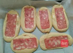 Illustration of how to make bacon bread 13