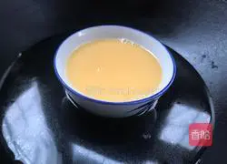 Illustration of how to make tender steamed eggs 6