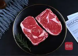 Illustration of how to make golden garlic beef cubes 1