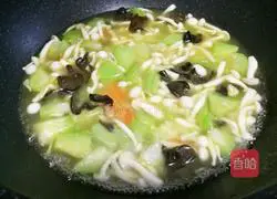 Illustration of how to make luffa and fungus soup 9