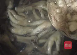 Illustration of braised chicken feet 2