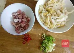 Illustration of how to make pickled cabbage and shredded pork noodles 4