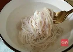 Illustration of how to make oatmeal and green pepper sauce noodles 6