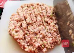 Illustration of how to make large meat dumplings with chives and sprouts 5