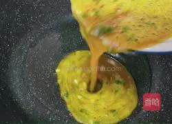 Illustration of how to make scrambled eggs with spinach sprouts 9