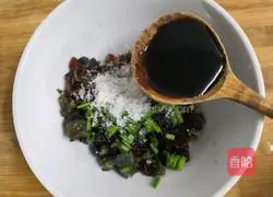 Illustration of how to make lactone tofu mixed with preserved eggs 10