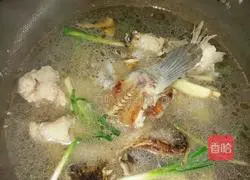 Illustration of how to make crucian carp tofu soup 3