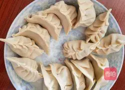 Illustration of how to make celery and pork dumplings 8