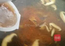 Illustration of making spicy and sour mushroom and tofu soup 4