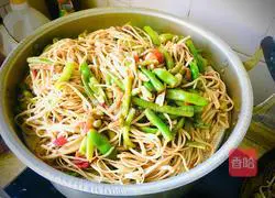 Illustration of how to make steamed noodles with lean meat and plum beans 16