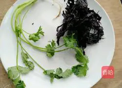 Illustration of making sour soup scissor noodles 2