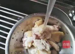 Illustration of how to stew chicken with fish maw and dendrobium 1