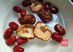 Illustration of how to make mushroom, carrot, lotus root and pork ribs soup 2