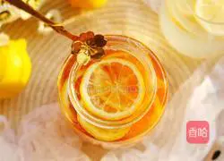 Illustration of how to make homemade lemon honey water 15