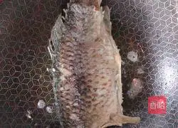 Illustration of how to make crucian carp tofu soup 2