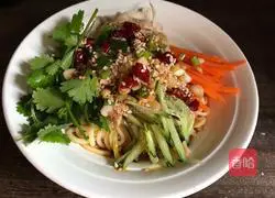 Illustration of how to make cold shredded chicken noodles 6