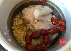 Pig's trotters and soybean soup recipe 4