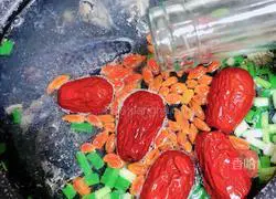 Illustration of how to make nourishing black-bone chicken and yam soup 10