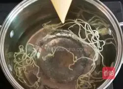 Illustration of how to make pomfret egg yolk noodles (baby food supplement) 7