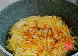 Illustration of how to make green onion and potato shredded pancakes 8