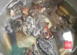 Illustration of how to make black chicken soup 1