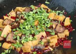 The classic method of braised spring bamboo shoots in oil is a classic way to make them crispy, tender, delicious and not greasy.Illustration 8