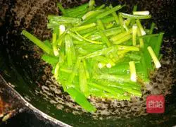 Illustration of how to make salty scallion noodles 4